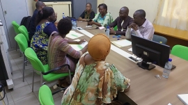 Paraphe et échange du rapport des travaux entre les deux chefs de délégation sous le regard des membres de leur équipe 3