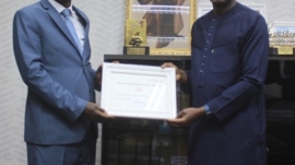 A la suite de la rencontre, un certificat de reconnaissance a été remis au Directeur général2