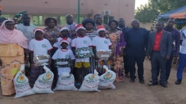 La photo de famille avec quelques bénéficiaires