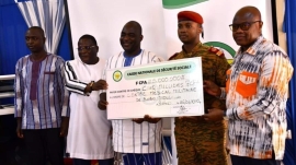 Le don de chèque de cinq millions (5 000 000) FCFA au Centre médical militaire de Bobo-Dioulasso