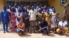 Les participants entourés du communicateur