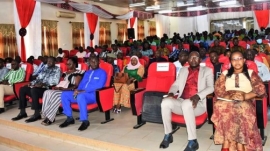 Une vue des participants à la cérémonie