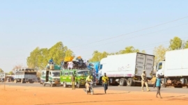 Une vue de quelques camions en stationnement lors de l’opération