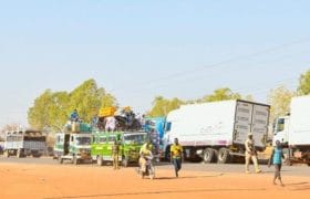 Une vue de quelques camions en stationnement lors de l’opération