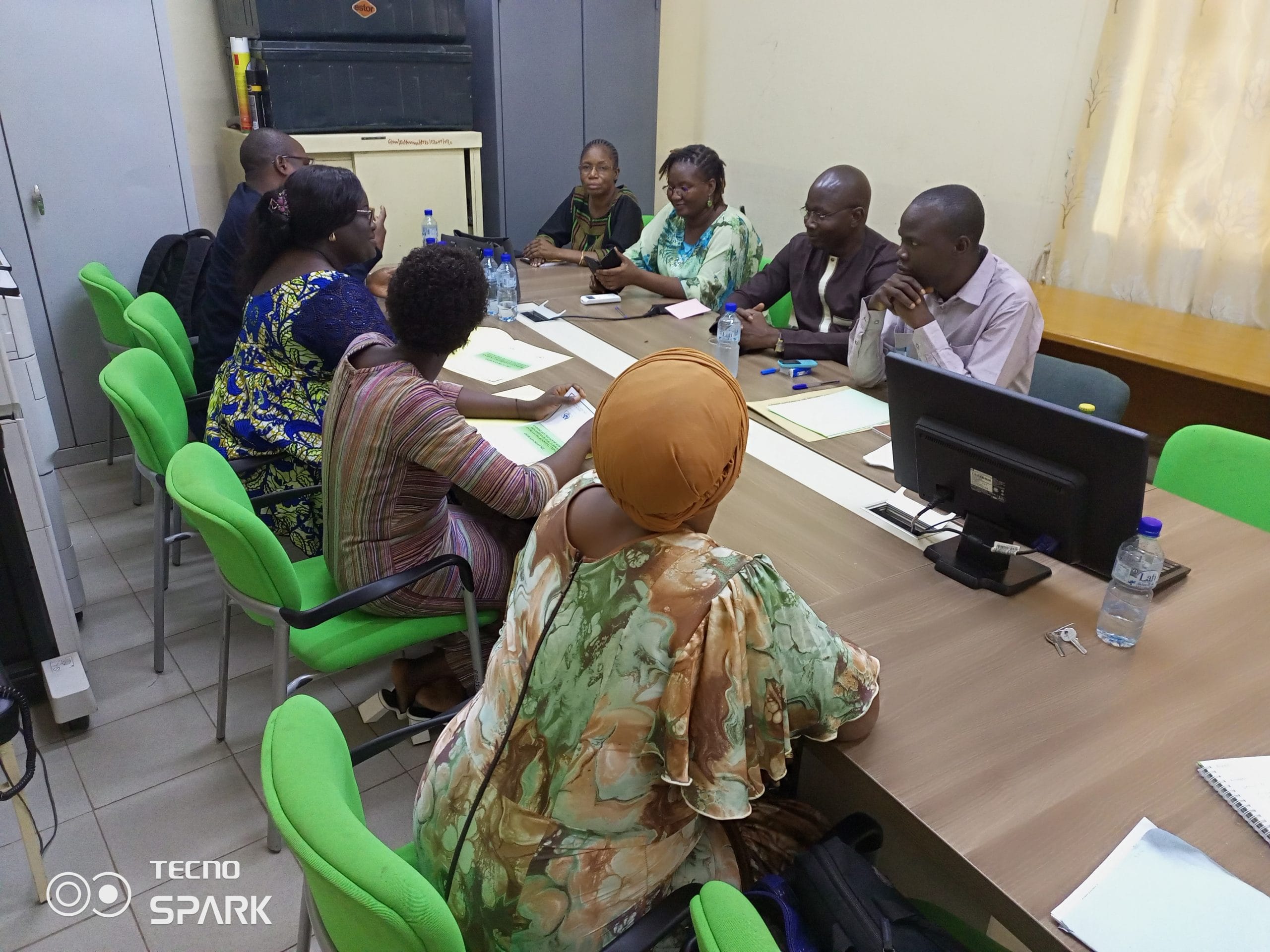 Paraphe et échange du rapport des travaux entre les deux chefs de délégation sous le regard des membres de leur équipe 3